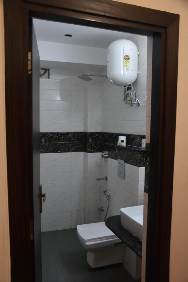 Hotel De Luxe Basai Road Γκουργκάον Εξωτερικό φωτογραφία