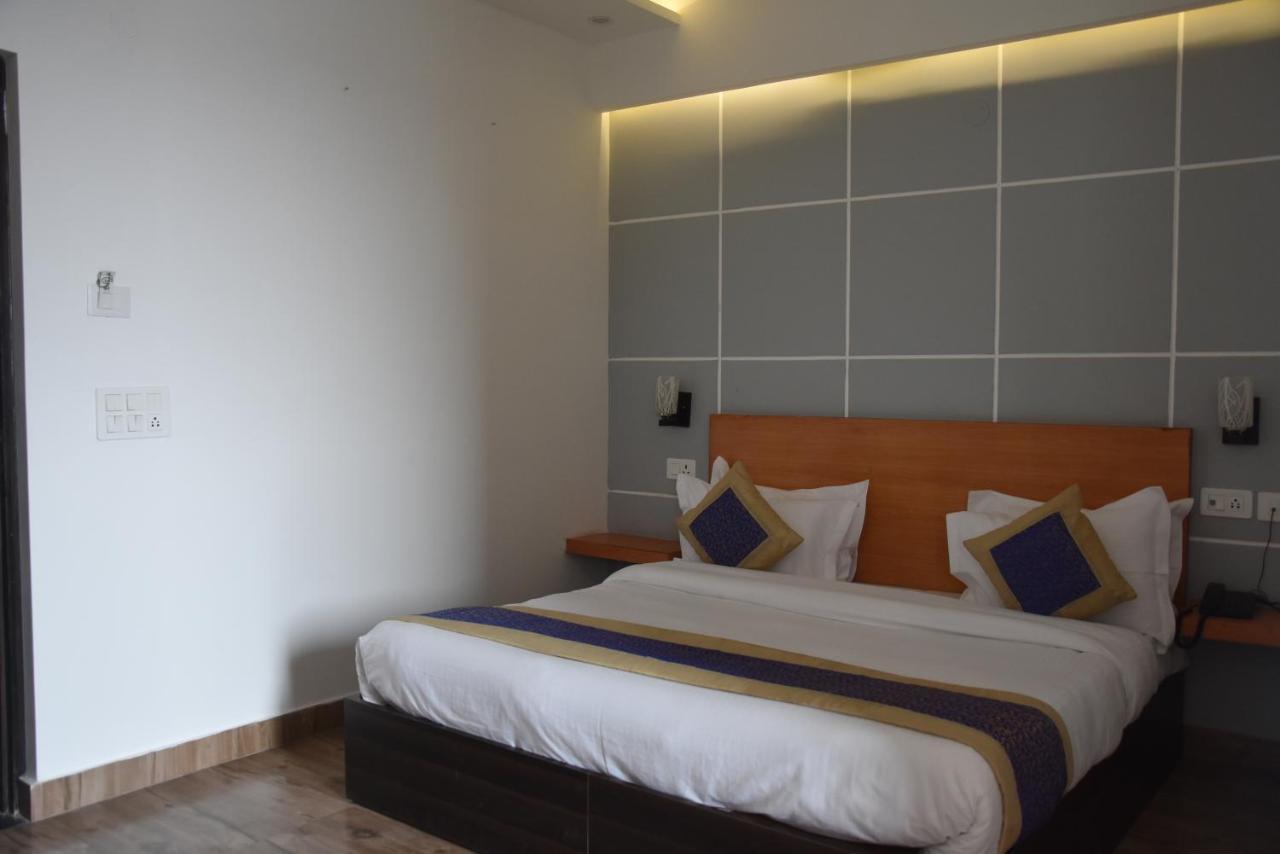 Hotel De Luxe Basai Road Γκουργκάον Εξωτερικό φωτογραφία