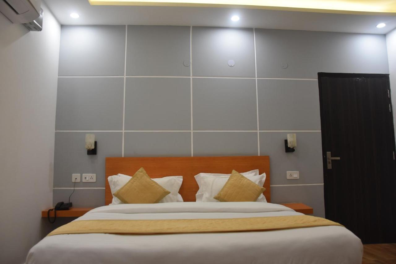 Hotel De Luxe Basai Road Γκουργκάον Εξωτερικό φωτογραφία