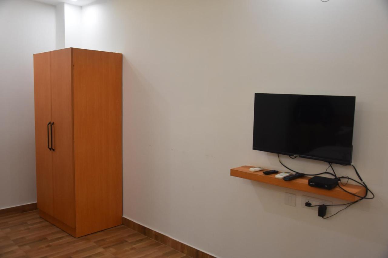 Hotel De Luxe Basai Road Γκουργκάον Εξωτερικό φωτογραφία