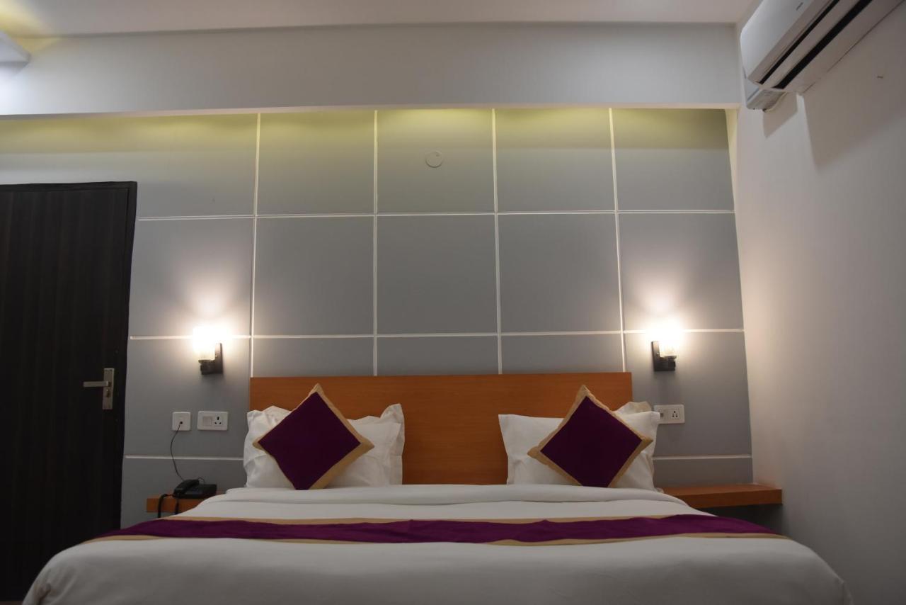 Hotel De Luxe Basai Road Γκουργκάον Εξωτερικό φωτογραφία