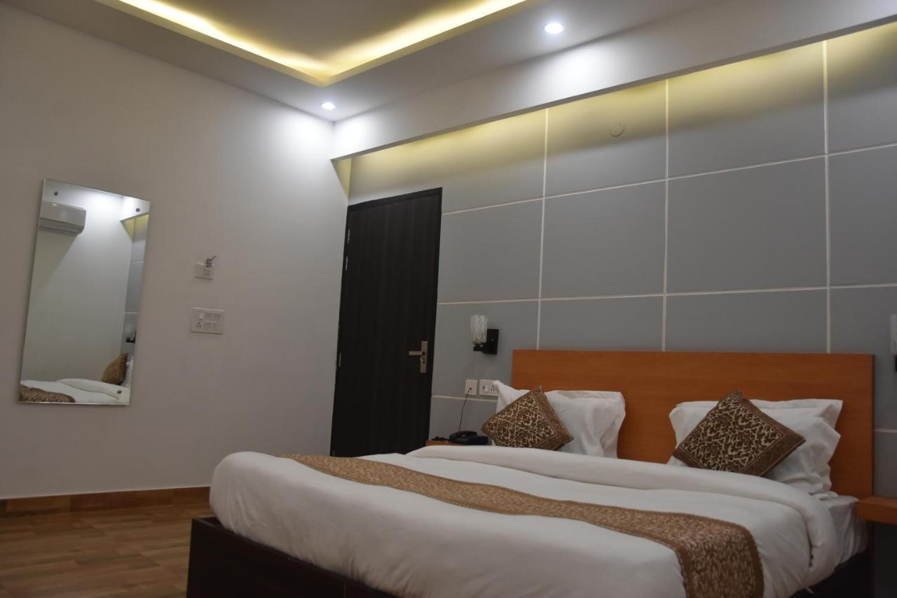 Hotel De Luxe Basai Road Γκουργκάον Εξωτερικό φωτογραφία