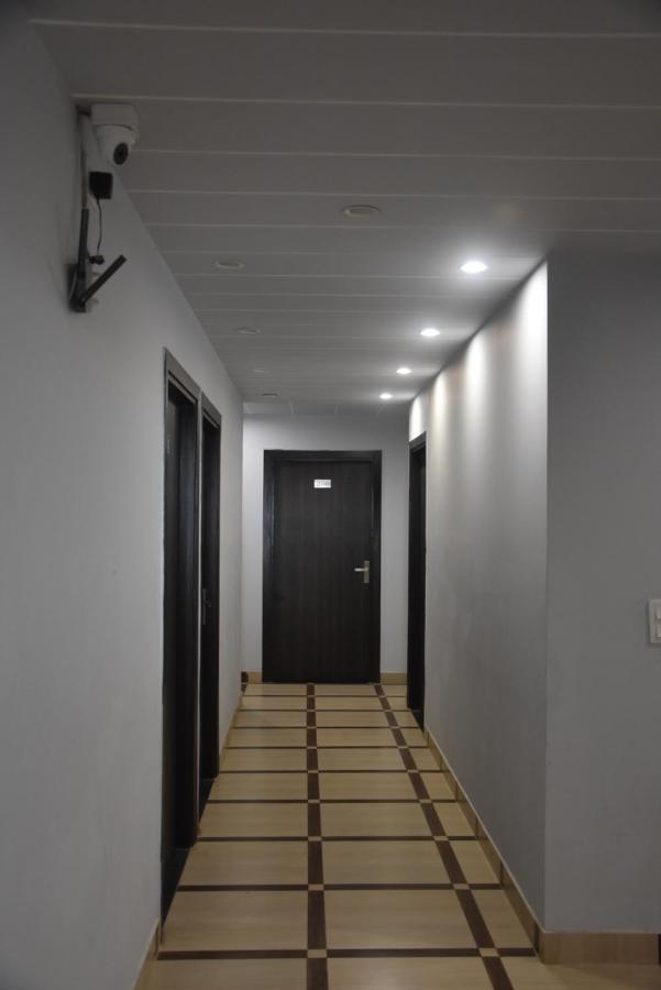 Hotel De Luxe Basai Road Γκουργκάον Εξωτερικό φωτογραφία