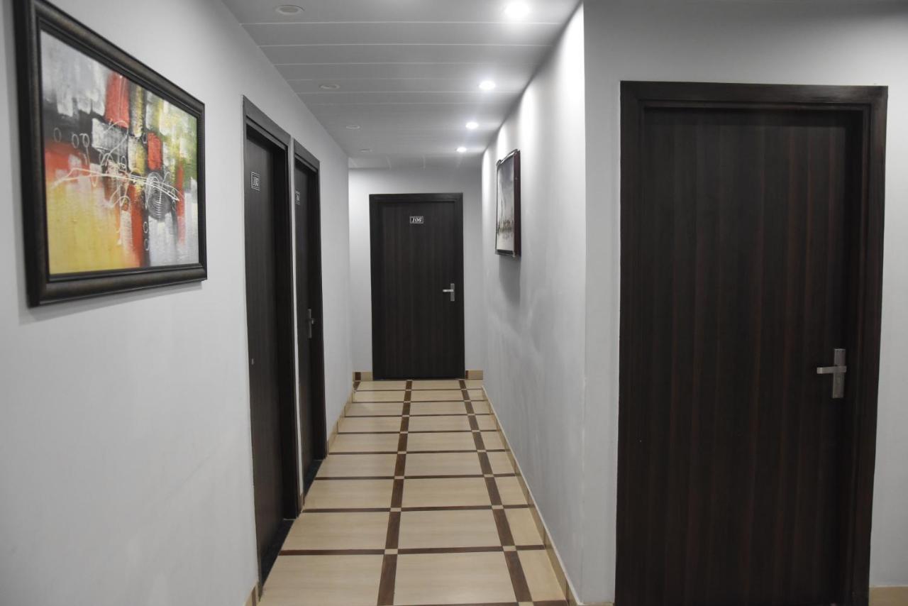 Hotel De Luxe Basai Road Γκουργκάον Εξωτερικό φωτογραφία