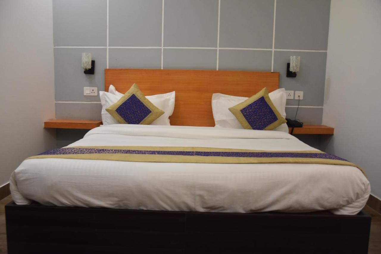 Hotel De Luxe Basai Road Γκουργκάον Εξωτερικό φωτογραφία
