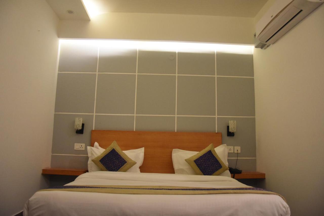Hotel De Luxe Basai Road Γκουργκάον Εξωτερικό φωτογραφία