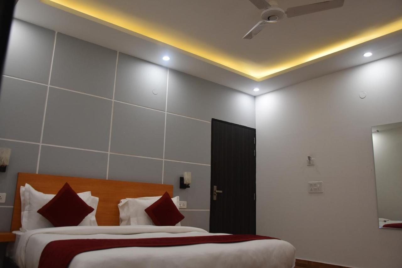 Hotel De Luxe Basai Road Γκουργκάον Εξωτερικό φωτογραφία