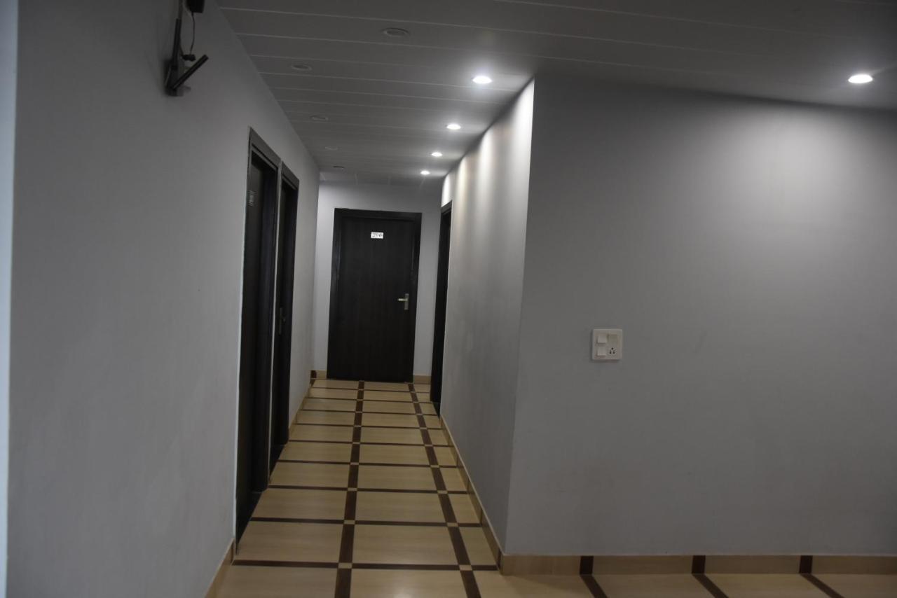 Hotel De Luxe Basai Road Γκουργκάον Εξωτερικό φωτογραφία
