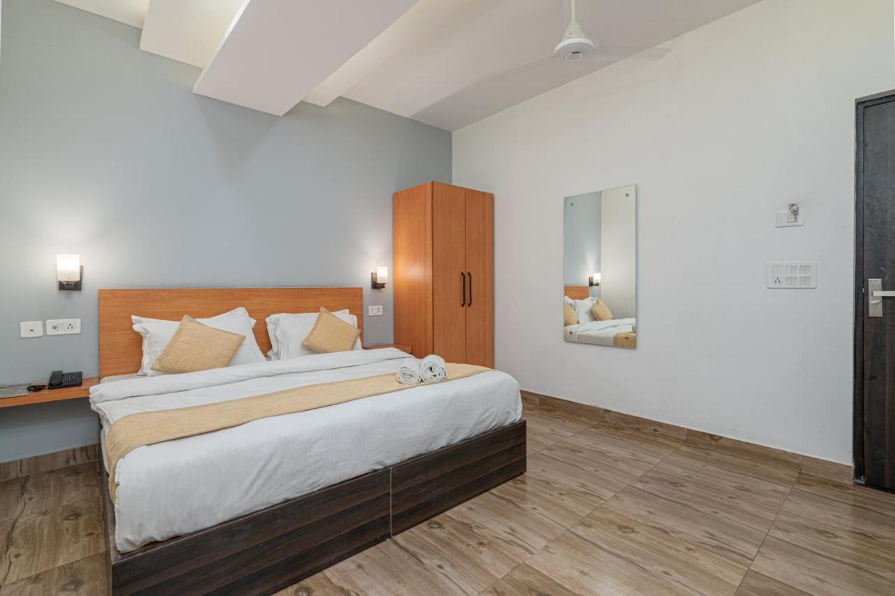 Hotel De Luxe Basai Road Γκουργκάον Εξωτερικό φωτογραφία