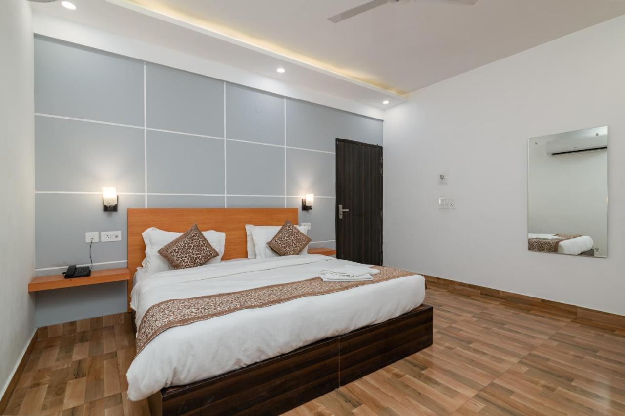 Hotel De Luxe Basai Road Γκουργκάον Εξωτερικό φωτογραφία