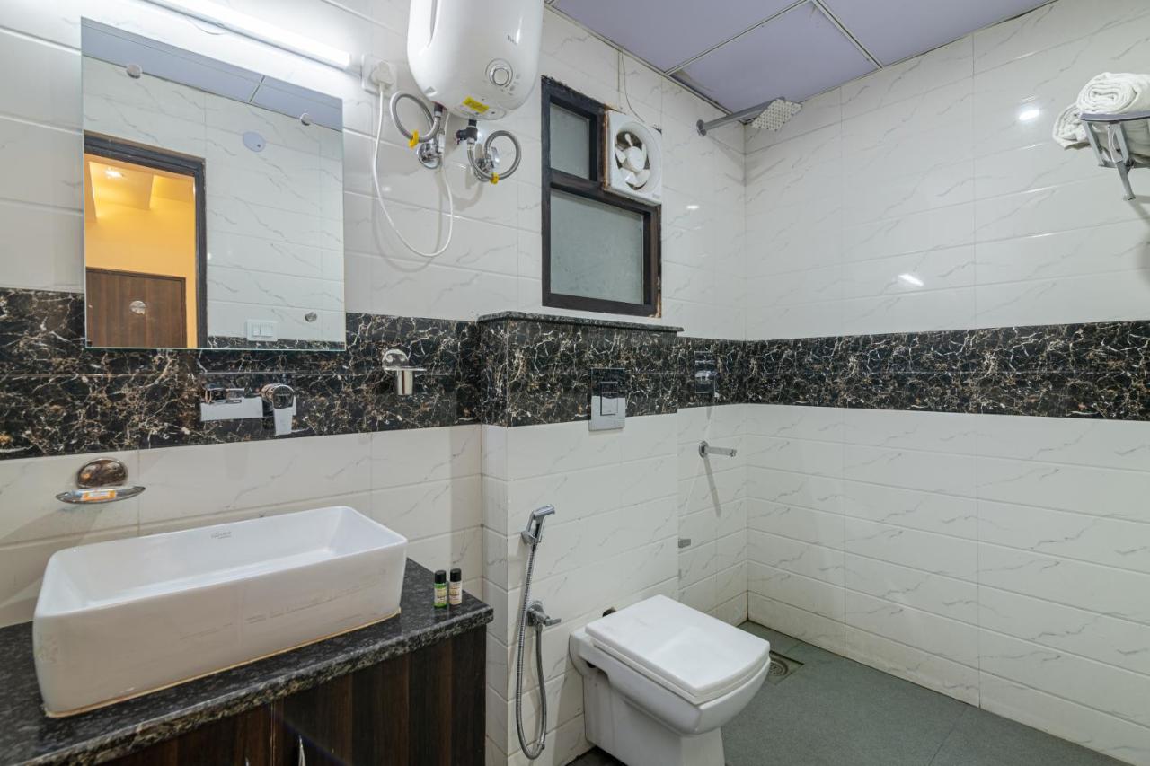 Hotel De Luxe Basai Road Γκουργκάον Εξωτερικό φωτογραφία