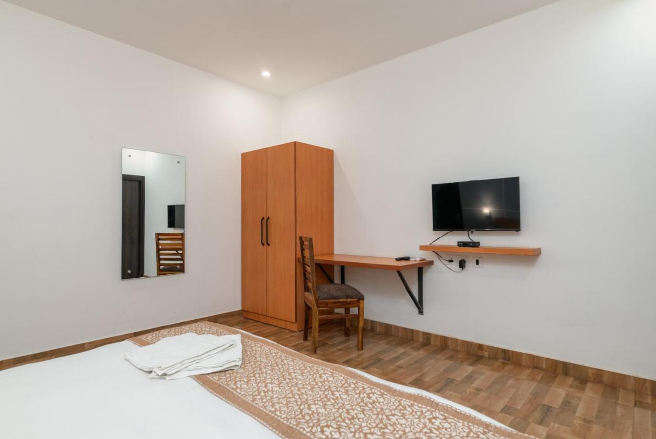 Hotel De Luxe Basai Road Γκουργκάον Εξωτερικό φωτογραφία