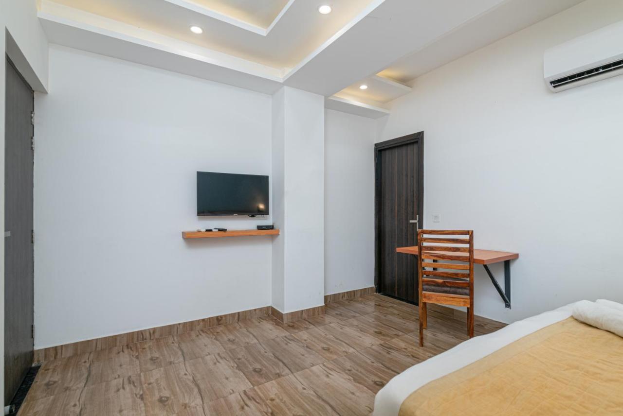 Hotel De Luxe Basai Road Γκουργκάον Εξωτερικό φωτογραφία