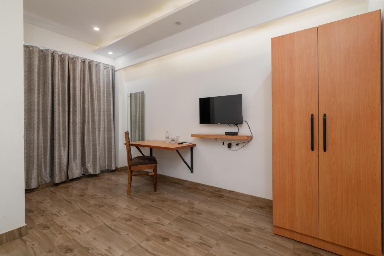 Hotel De Luxe Basai Road Γκουργκάον Εξωτερικό φωτογραφία